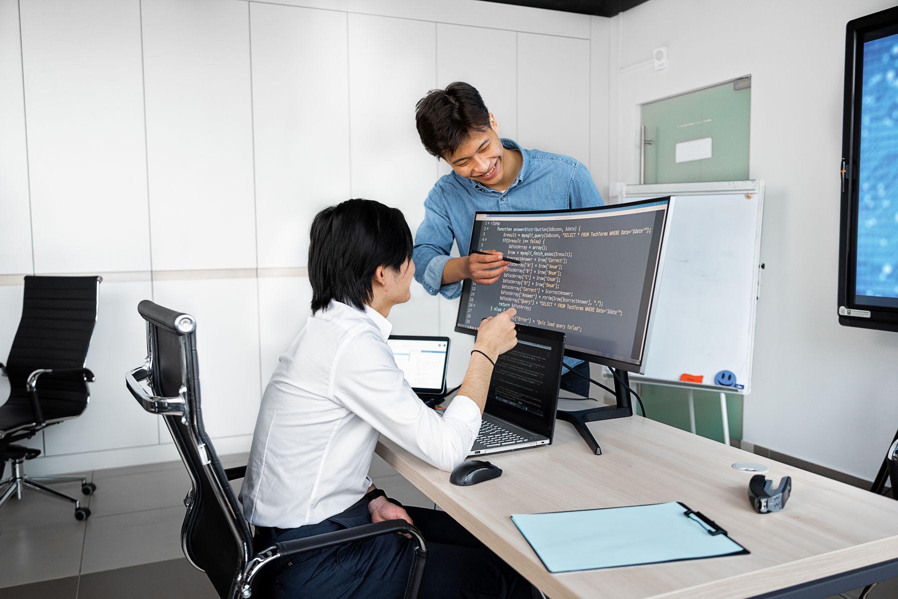 Professionnels travaillant sur une solution technique